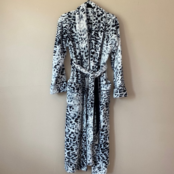 Soma Intimates & Sleepwear Soma Snow Leopard Long Robe Black And